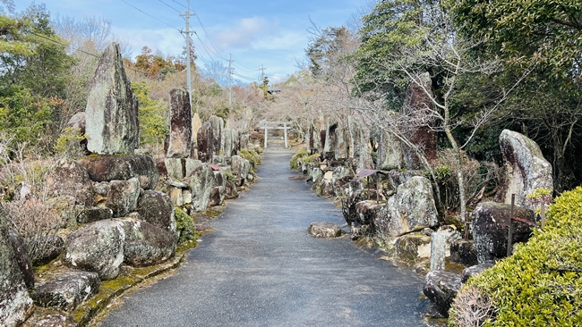 最上稲荷 奥の院 題目岩が並ぶ参道