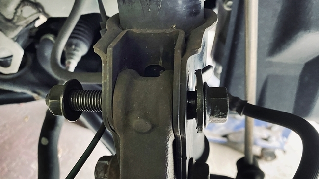 タイヤの片減りを解消 キャンバーボルト取り付けとアライメント調整