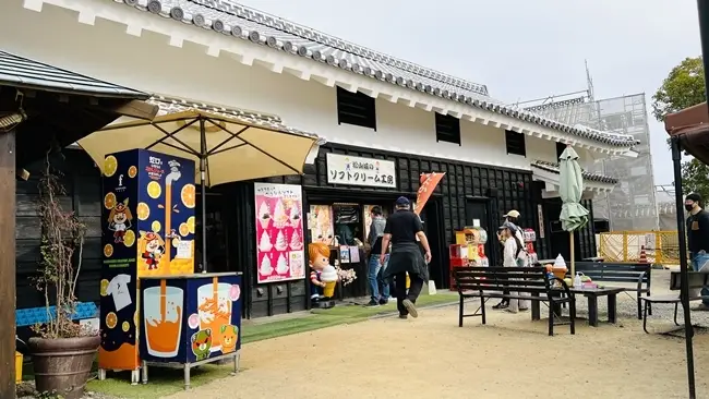 松山城 本丸には茶屋などがあり休憩スポット