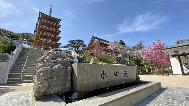 耕三寺 境内の中央にそびえ立つ五重塔