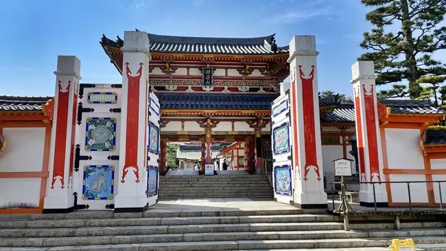 耕三寺 散在感ある山門