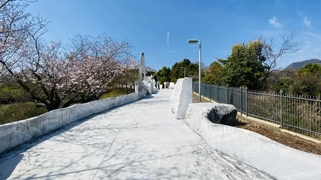 未来心の丘 大理石の遊歩道