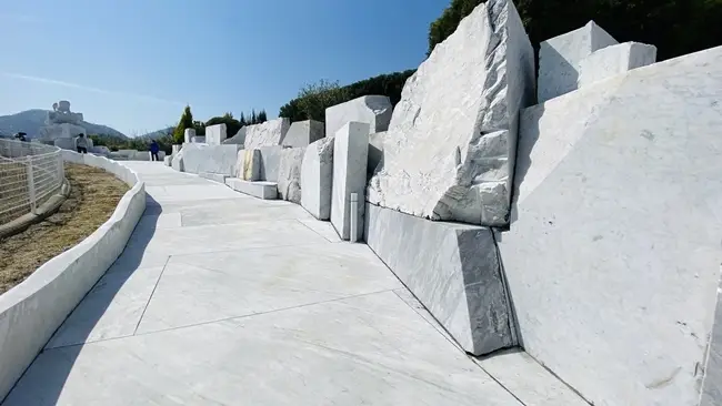 未来心の丘 大理石の遊歩道