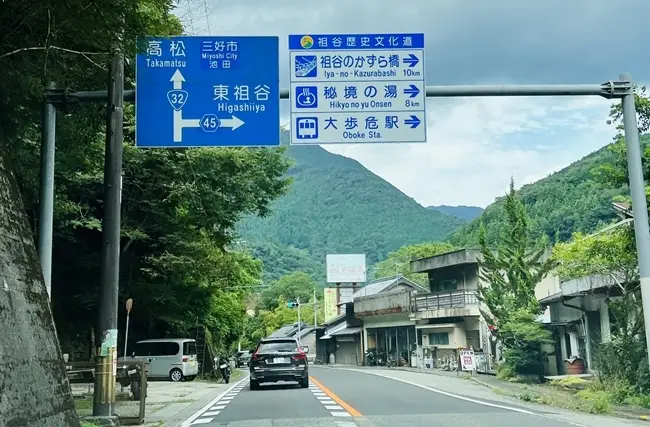 徳島の秘境・剣山へ 国道439号「祖谷のかずら橋・祖谷そば・かかしの里」を巡る満喫ドライブ記