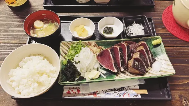 【高知】土佐タタキ道場でカツオの藁焼き体験！自分で焼くから絶品。予約不要で観光にも最適
