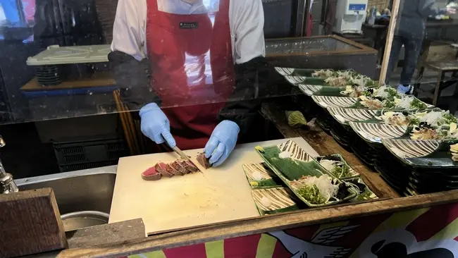 【高知】土佐タタキ道場でカツオの藁焼き体験！自分で焼くから絶品。予約不要で観光にも最適