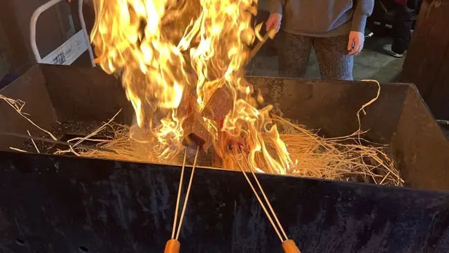 【高知】土佐タタキ道場でカツオの藁焼き体験！自分で焼くから絶品。予約不要で観光にも最適
