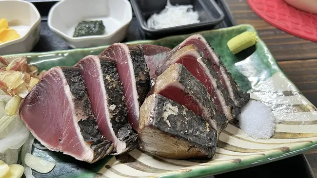 土佐タタキ道場 分厚いカツオのたたき