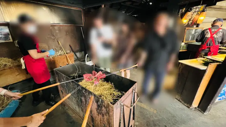 土佐タタキ道場の藁焼き場でカツオを焼く準備をする様子