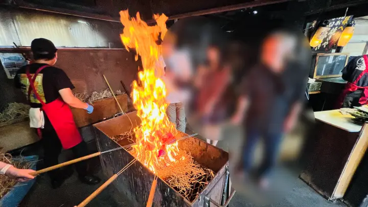 藁の大きな炎でカツオの表面を焼き上げる土佐タタキ道場の藁焼き体験