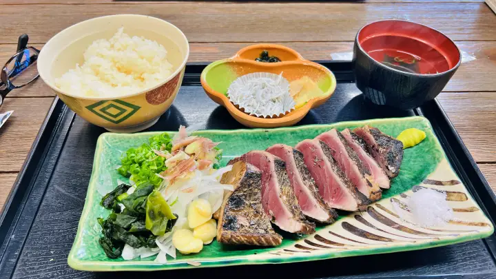 土佐タタキ道場で味わう藁焼きカツオのたたき
