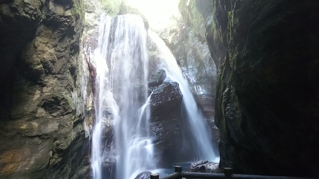 中津渓谷への行き方と仁淀ブルー、雨竜の滝が絶景です。
