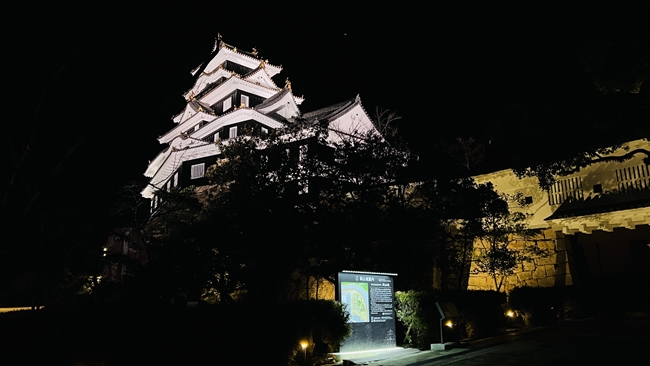 川面に映える漆黒の城 岡山城に昼と夜に行ってみました！
