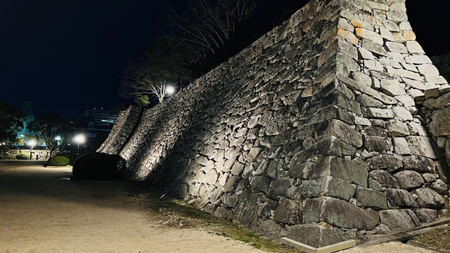 川面に映える漆黒の城 岡山城に昼と夜に行ってみました！