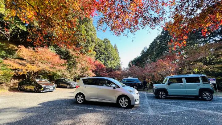 西山興隆寺の駐車場・入口周辺