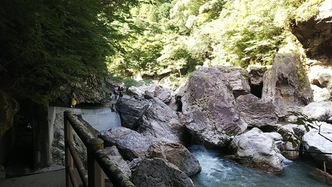 仁淀ブルーと雨竜の滝が絶景です。中津渓谷の行き方を紹介