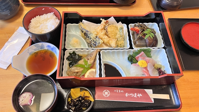 お食事処「かつまや」でランチ 海鮮丼お寿司天ぷらなどコスパ最高