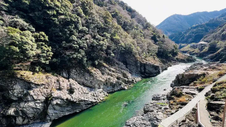 大歩危峡 まんなか 吉野川が流れる山間の風景