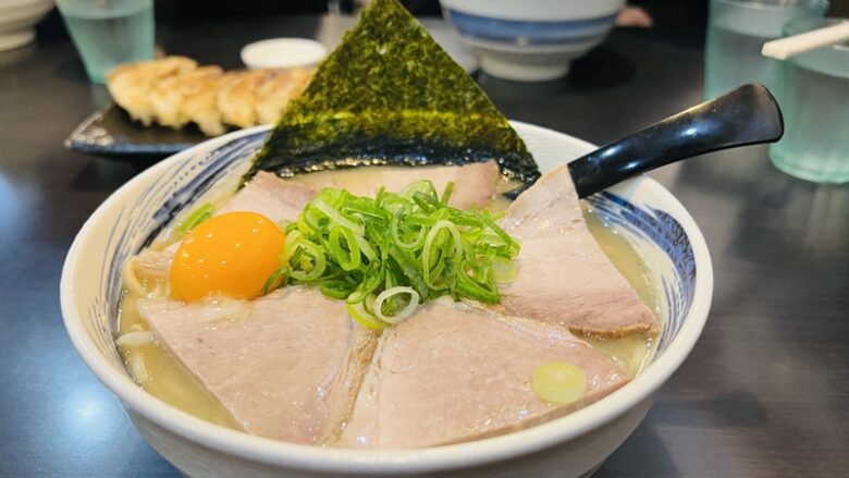 白いスープの徳島ラーメン 「ふじい」 見た目は違うけどしっかりした味で美味しい！