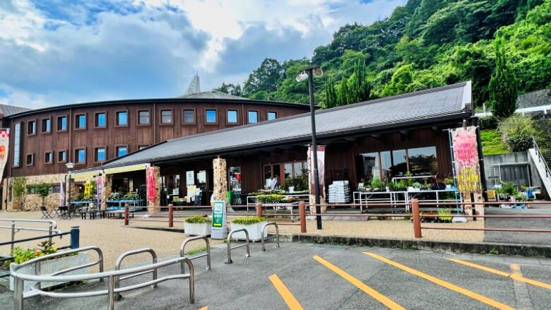 道の駅 小松オアシス 石鎚山サービスエリアからも行け車中泊もできます。