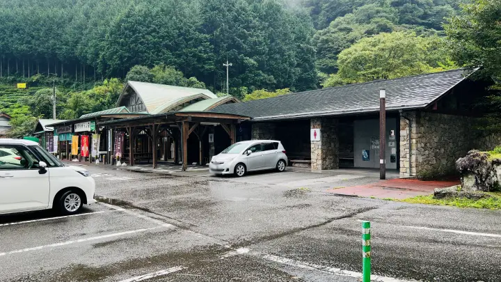 道の駅布施ヶ坂 車中泊状況 トイレ近くが便利