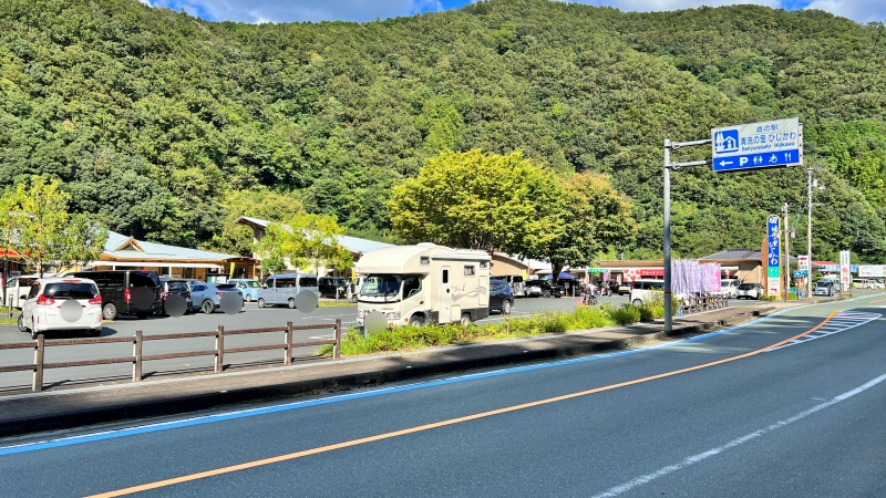 道の駅 清流の里ひじかわ 車中泊やRVパークも人気 施設には色々なお店があり名物は肱川らーめん