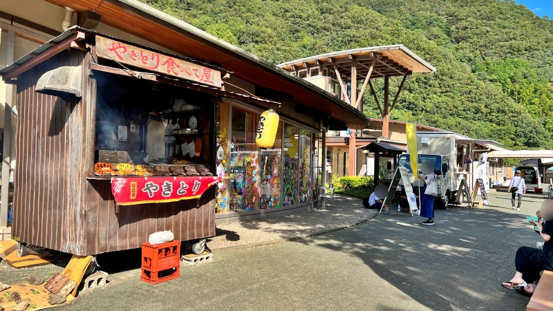 道の駅 清流の里ひじかわ 車中泊やRVパークも人気 施設には色々なお店があり名物は肱川らーめん