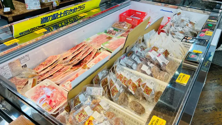 道の駅 土佐さめうら 土佐あかうし商品が並ぶ