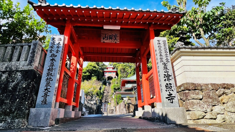 室戸市 「津照寺から見る町と海の風景」 鐘桜門からの景色が最高