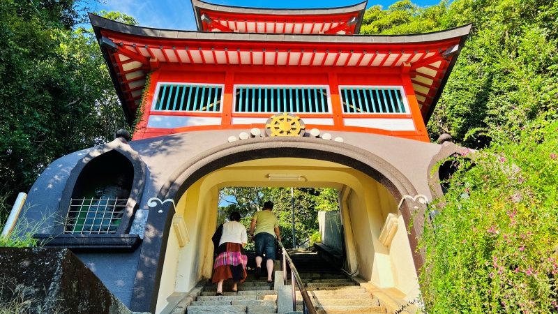 室戸市 「津照寺から見る町と海の風景」 鐘桜門からの景色が最高