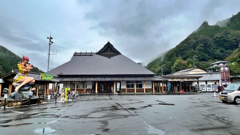 道の駅 日吉夢産地 美人な鬼がお出迎え 車中泊もできそうです。