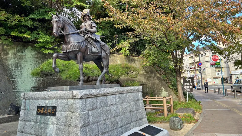 松山城へ紅葉を見ながら徒歩で行く 二之丸庭園ではライトアップもありました。