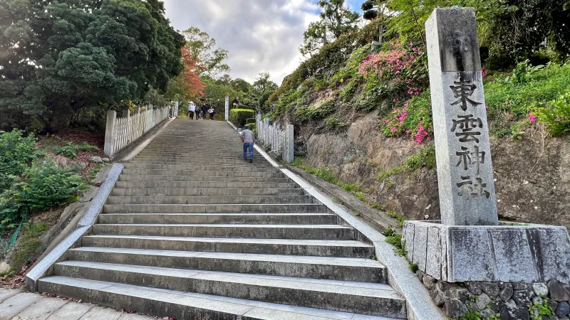 松山城へ紅葉を見ながら徒歩で行く 二之丸庭園ではライトアップもありました。