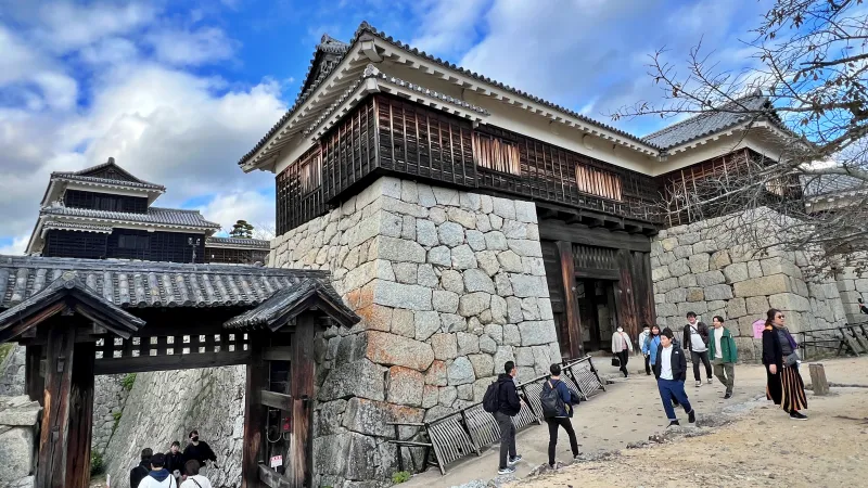 松山城へ紅葉を見ながら徒歩で行く 二之丸庭園ではライトアップもありました。