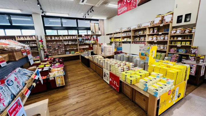 道の駅 かわうその里すさき しんじょう君のお土産が揃い、高知県内のお土産も充実