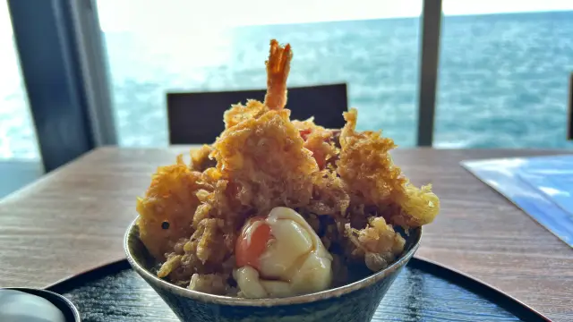 一音灯 海鮮丼がボリューム満点で大人気 海の絶景を眺めながらランチ