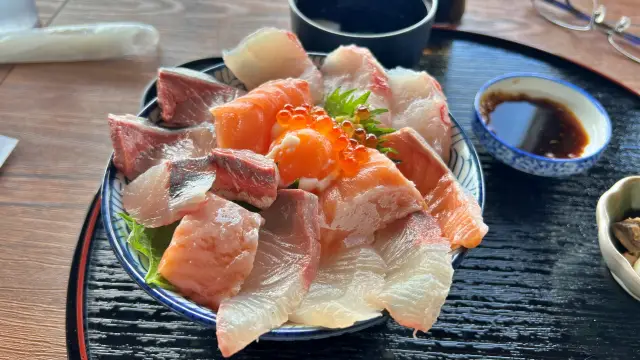 一音灯 海鮮丼がボリューム満点で大人気 海の絶景を眺めながらランチ