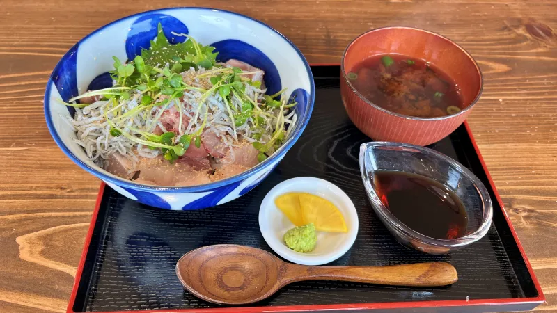 中丸水産 海鮮丼・定食・ラーメンが人気 海を見ながらランチを楽しむ