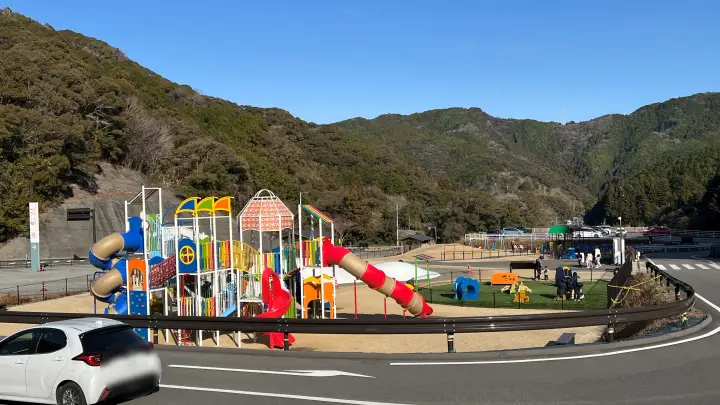 まきのさんの道の駅・佐川 西村食堂のレストランや遊具公園で子供が遊べる 車中泊もできそうです。