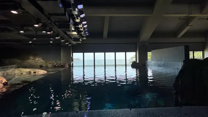 足摺海洋館SATOUMI 竜串湾と一体に見える大型水槽