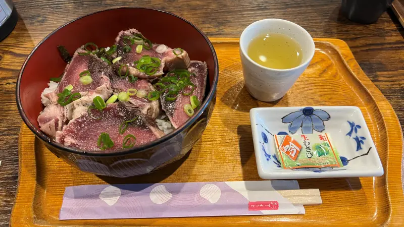 キング チキン南蛮 かつおのタタキ丼などが大人気 ボリューム満点グルメ