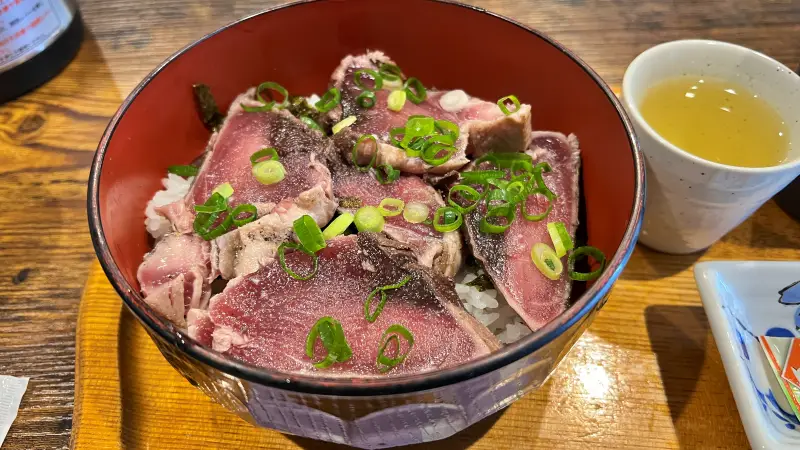 キング チキン南蛮 かつおのタタキ丼などが大人気 ボリューム満点グルメ