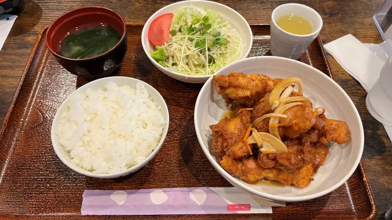 キング チキン南蛮 かつおのタタキ丼などが大人気 ボリューム満点グルメ