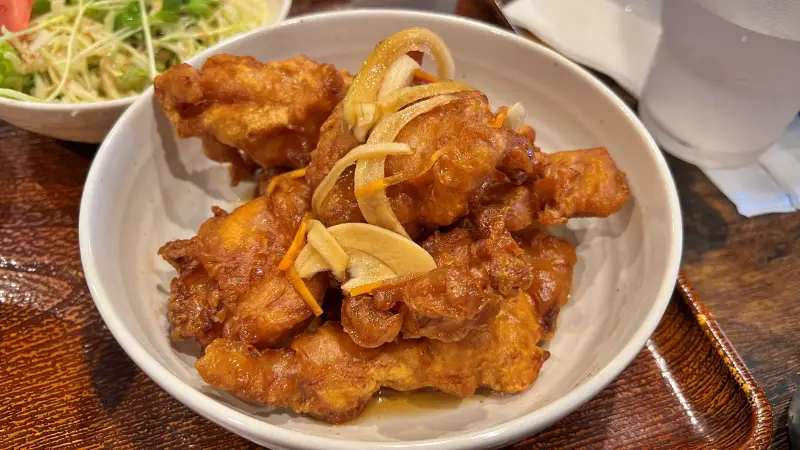 キング チキン南蛮 かつおのタタキ丼などが大人気 ボリューム満点グルメ