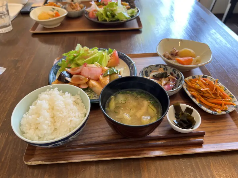 お月さん ランチ 野菜が多くヘルシーで家庭的な料理が人気
