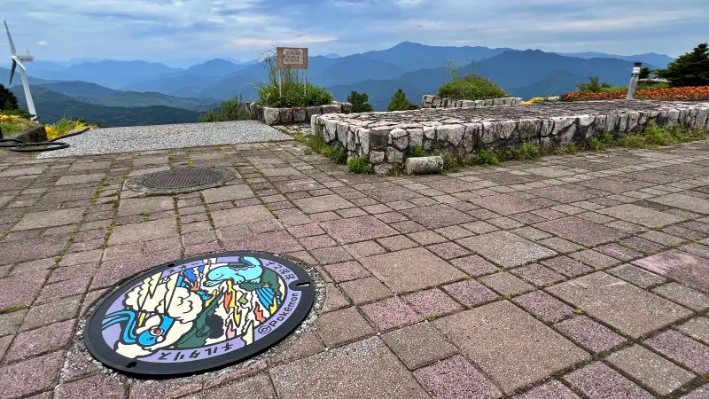ポケモン「ヌオー」マンホール ゆとりすとパークおおとよ お弁当持ってお出かけ