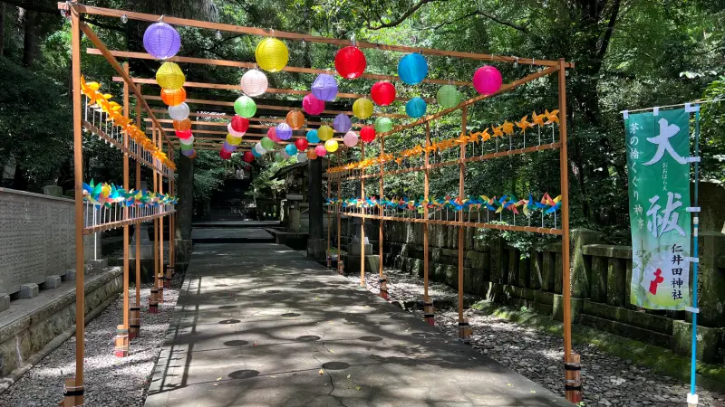 傘 おみくじ 梅雨の仁井田神社で運を開こう 風車や風鈴が並ぶ廻廊