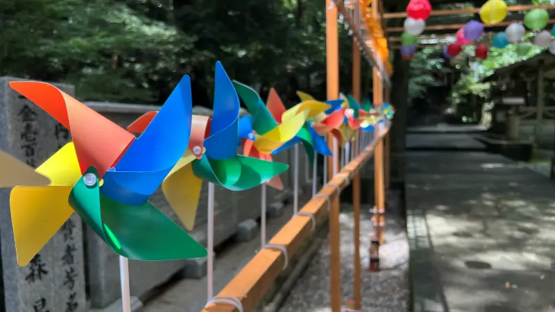 傘 おみくじ 梅雨の仁井田神社で運を開こう 風車や風鈴が並ぶ廻廊
