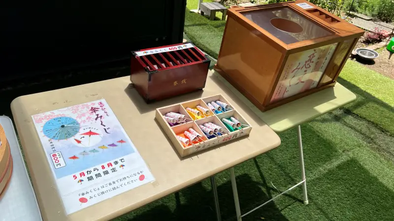 傘 おみくじ 梅雨の仁井田神社で運を開こう 風車や風鈴が並ぶ廻廊