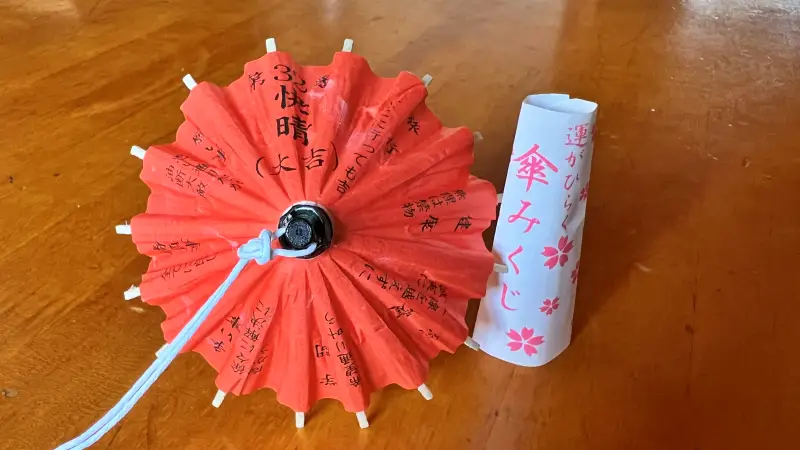 傘 おみくじ 梅雨の仁井田神社で運を開こう 風車や風鈴が並ぶ廻廊